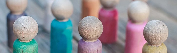 Viele bunte Spielfiguren